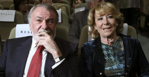 La presidenta del PP de Madrid, Esperanza Aguirre (d), junto al exministro del Interior y exeurodiputado del PP Jaime Mayor Oreja (i), antes de la conferencia 'El valor de la Dignidad' en la que, en declaraciones a los periodistas, Aguirre ha otorgado 'to