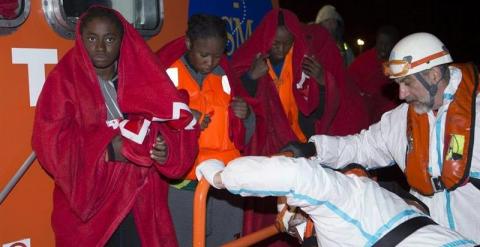 Llegada al puerto de Motril de los 23 inmigrantes que fueron rescatados esta noche cuando navegaban en una patera en el Mar de Alborán. EFE/Miguel Paquet