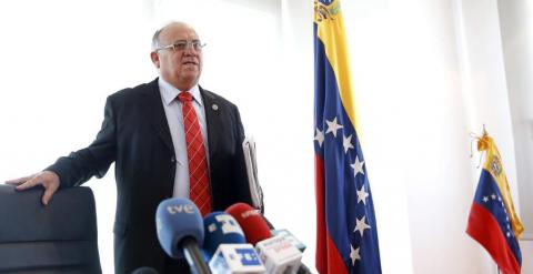 El embajador de Venezuela en Madrid, Mario Isea, durante la rueda de prensa en Madrid. EFE