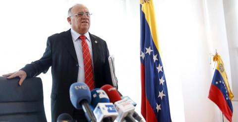El embajador de Venezuela en Madrid, Mario Isea, durante la rueda de prensa en Madrid. EFE