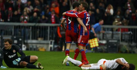 Los jugadores del Bayern celebran uno de los goles. REUTERS/Michael Dalder