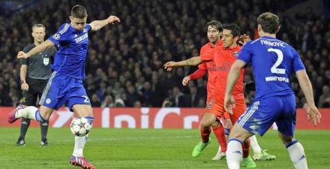 El jugador del Chelsea Gary Cahillanota un gol ante el PSG. EFE