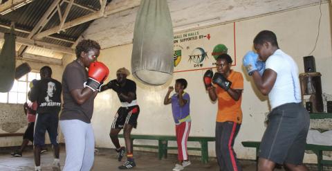 Las mujeres del barrio marginal de Kariobangi, a las afueras de Nairobi, que entrenan con BoxGirls./ EFE-Jèssica Martorell