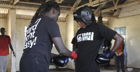 El fundador de BoxGirls y boxeador profesional, Alfred Analo, y la campeona de boxeo femenino del Este y Central, Sarah Achieng./ EFE-Jèssica Martorell