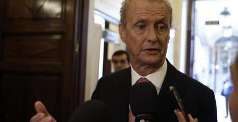 El ministro de Defensa, Pedro Morenés, atiende a los medios de comunicación en los pasillos del Congreso.- EFE