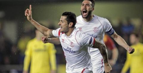 Vitolo e Iborra celebran uno de los tantos del Sevilla. - EFE