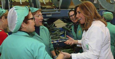 Susana Díaz, en una cooperativa agrícola de Roquetas de Mar. / EFE