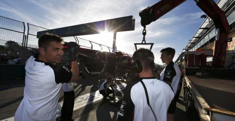 Mecánicos de McLaren, en Australia con el monoplaza de Magnussen. REUTERS/Brandon Malone