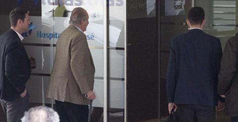 El rey Juan Carlos, a su llegada al hospital Vithas San José de Vitoria. / EFE