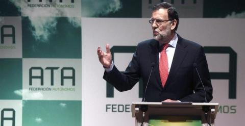 l presidente del Gobierno, Mariano Rajoy, durante su intervención en la clausura el II Foro de Emprendedores y Autónomos, organizado por la federación nacional de trabajadores autónomos ATA. / SALAS (EFE)