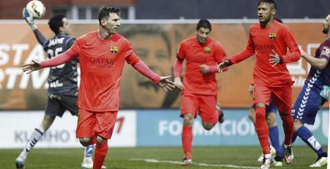 El delantero argentino del FC Barcelona Lionel Messi celebra con su compañero, el brasileño Neymar jr., el gol marcado al Eibar de penalti. EFE