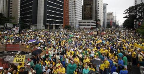 Opositores brasileños participan en una manifestación contra la presidenta Dilma Rousseff en Sao Paulo (Brasil). EFE/SEBASTIÃO MOREIRA