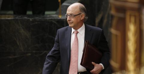 El ministro de Hacienda, Cristóbal Montoro, durante el pleno del Congreso celebrado hoy en la Cámara Baja. EFE/Juan Carlos Hidalgo