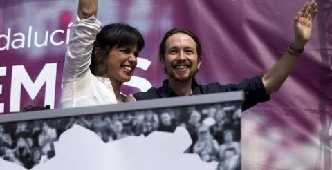 El secretario general de Podemos, Pablo Iglesias, y la candidata a la Presidencia de la Junta de Andalucía, Teresa Rodríguez, al inicio del acto político de ayer en Málaga. /EFE