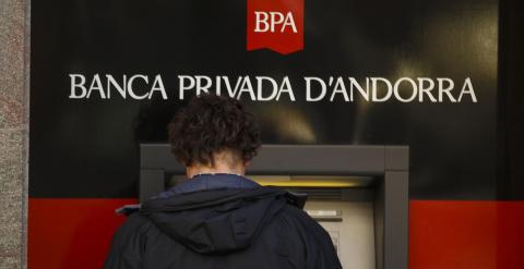 Un cliente utiliza un cajero automático en la sede de Banca Privada D'Andorra (BPA), en Escaldes-Engordany (Andorra). REUTERS/Sergio Perez