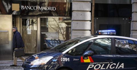 Un vehículo de la Policía delante de la sede de Banco de Madrid. REUTERS