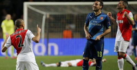 El español Cazorla se lamenta por la eliminación del Arsenal a manos del Mónaco. /REUTERS