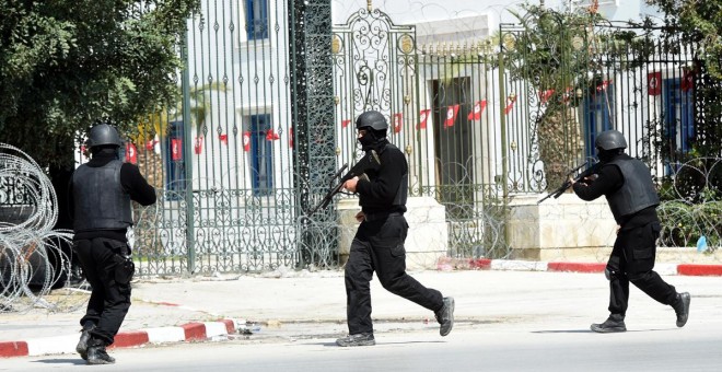 Las fuerzas de seguridad toman posición en los alrededores del museo Bardo, en el centro de la capital de Túnez. - AFP