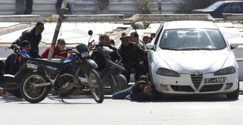 Miembros de las fuerzas de Seguridad tunecinas, toman posiciones en las proximidades del Parlamento en Túnez. - EFE