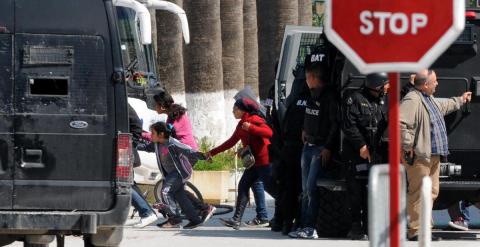 Fuerzas especiales tunecinas evacuan a algunos turistas. - AFP