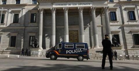 Agentes de la Policía vigilando el exterior del Congreso de los Diputados. REUTERS