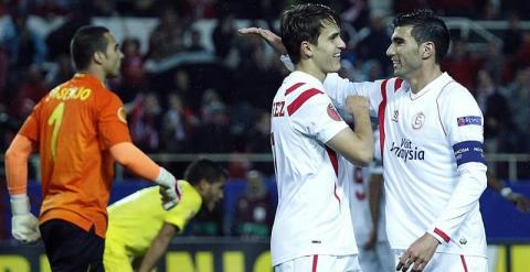 Denis Suárez y Reyes celebran el segundo gol al Villarreal. EFE/Paco Puentes