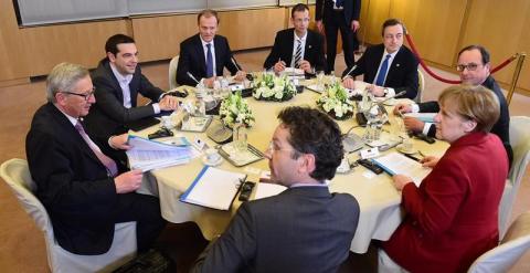 Juncker, Tsipras, Tusk, Corsepius, Draghi, Hollande, Merkel y Dijsselbloem en la minicumbre de anoche en Bruselas. /EFE