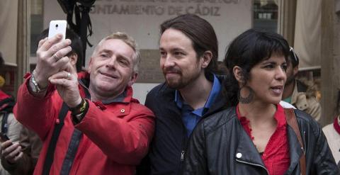 El líder de Podemos, Pablo Iglesias, con la candidata de Podemos Teresa Rodríguez, posa con un hombre para un selfi. EFE/Román Ríos