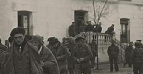 A la izquierda, prisioneros de guerra italianos en la plaza del pueblo de Torija. A la derecha, la plaza en la actualidad.