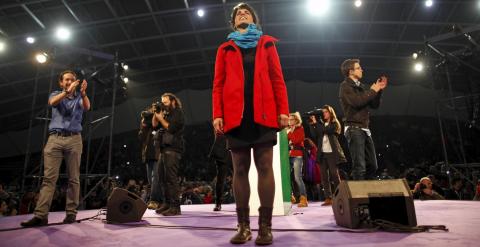 Teresa Rodríguez con Pablo Iglesias e Iñigo Errejon, durante el acto de cierre de campaña de Podemos para las andaluzas del 22-M. REUTERS/Jon Nazca