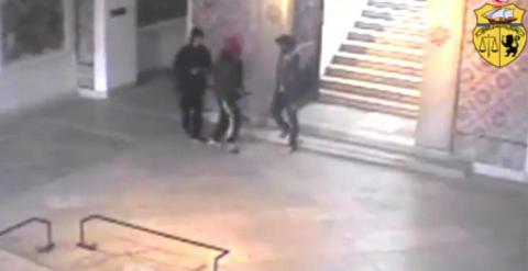 Una imagen del video que muestra a los terroristas dentro del Museo Bardo de Túnez. EFE