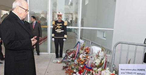 El presidente de Tunez, Beji Caid Essebsi, rezando delante de la ofrenda floral por las víctimas del ataque al Museo del Bardo. EFE