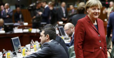 La canciller alemana Angela Merkel en la pasada cumbre de Bruselas, cerca de donde se encuetra sentado el primer ministro griego, Alexis Tsipras. REUTERS/Francois Lenoir