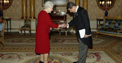 Federico Trillo, con la reina Isabel II./ AFP
