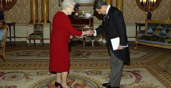 Federico Trillo, con la reina Isabel II./ AFP