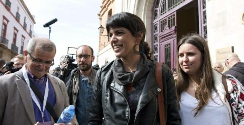 La candidata de Podemos a la presidencia de la Junta de Andalucía, Teresa Rodríguez, tras ejercer su derecho al voto en la sede de Correos de Cádiz, durante las elecciones autonómicas de Andalucía./ EFE/Román Ríos.