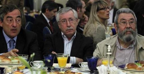Juan Rosell, presidente de CEOE, junto a Ignacio Fernández Toxo y Cándido Méndez, secretarios generales de CCOO y UGT.