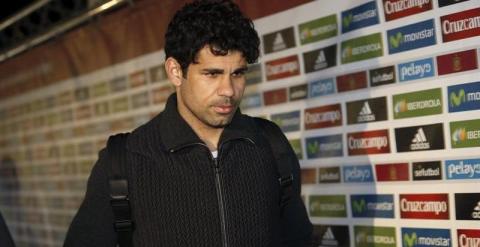 El delantero del Chelsea, Diego Costa, a su llegada anoche a la concentración de la selección española de fútbol. /EFE