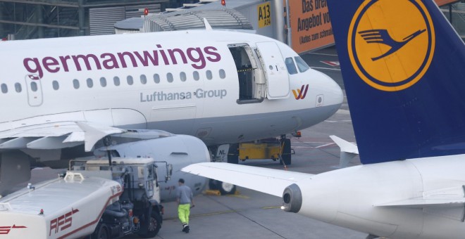 Un avión de Germanwings en el aeropuerto de Dusseldorf. /REUTERS