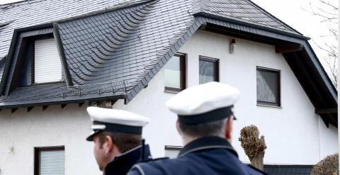 Agentes de la Policía alemana en el exterior de la casa del copiloto del vuelo 4U 9524 de Germanwings Andreas Lubitz en Montabaur. REUTERS/Ralph Orlowski