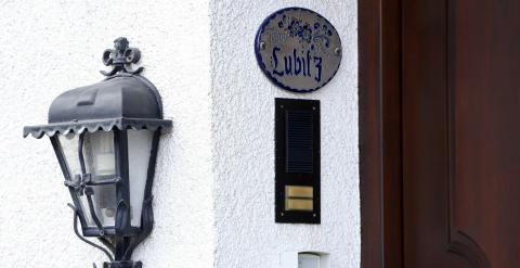 Placa en la entrada de la casa de Andreas Lubitz.  REUTERS/Ralph Orlowski