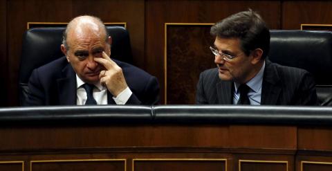 El ministro del Interior, Jorge Fernandez Diaz, con el de Justicia, Rafael Catala, en el pleno del Congreso. REUTERS/Juan Medina