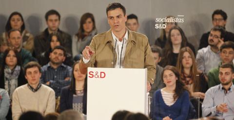 El secretario general del PSOE, Pedro Sánchez, durante su intervención  en una conferencia sobre el mundo rural y los pequeños municipios en Puebla de Sanabria (Zamora). EFE/Mariam A. Montesinos