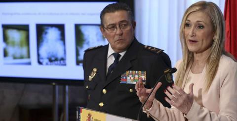 La delegada del Gobierno en Madrid, Cristina Cifuentes (d), junto al jefe superior de Policia, Alfonso Fernández-Díez (i), durante una comparecencia de prensa en la que ha realizado balance sobre la droga requisada en el aeropuerto Adolfo Suárez Madrid-B