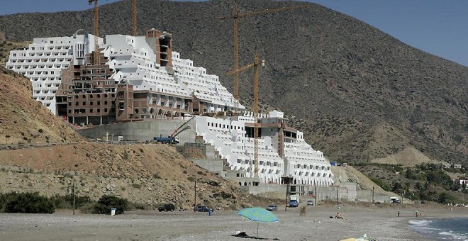 Imagen del hotel El Algarrobico en el Cabo de Gata, Almería. - EFE