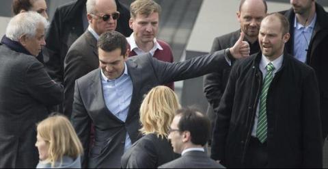 El primer ministro griego, Alexis Tsipras, visita el Monumento a las Víctimas del Holocausto durante su estancia en Berlín. - EFE