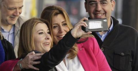 La presidenta de la Junta de Andalucía, Susana Díaz, se hace una foto con una simpatizante a su llegada a la sede del PSOE.- EFE