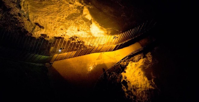 Imagen nocturna de la frontera junto al mar. - JAIRO VARGAS