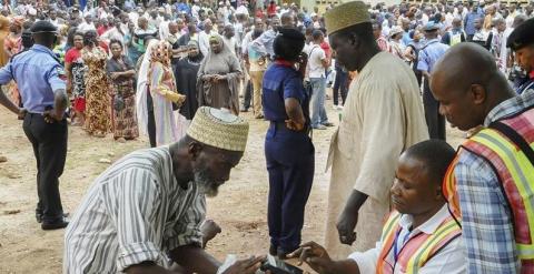 Varios nigerianos acuden a votar en Abuja./ EFE