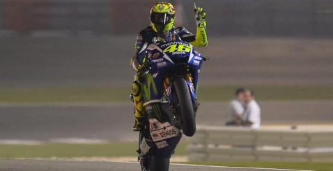 Valentino Rossi cruzando la línea de meta.- EFE